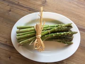 Bild: Frischer heimischer Spargel am Ostertisch!